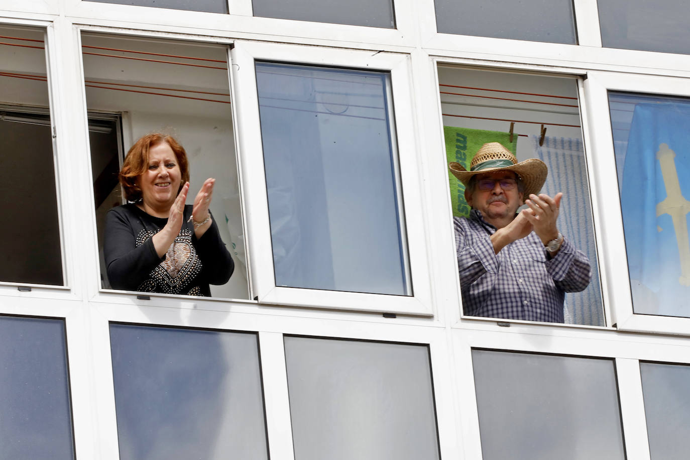 Los vecinos de Gijón volvieron a salir este domingo a las ventanas para disfrutar del vermú dominical.
