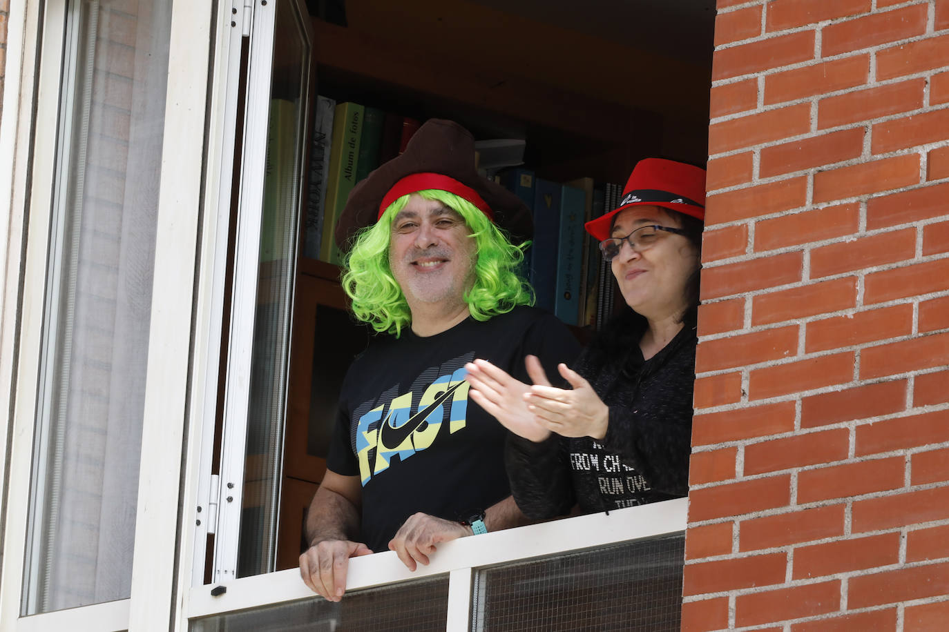 Los vecinos de Gijón volvieron a salir este domingo a las ventanas para disfrutar del vermú dominical.