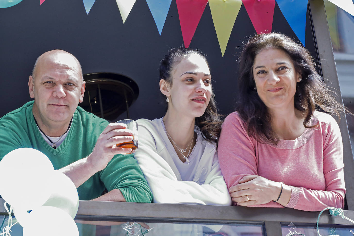 Los vecinos de Gijón volvieron a salir este domingo a las ventanas para disfrutar del vermú dominical.