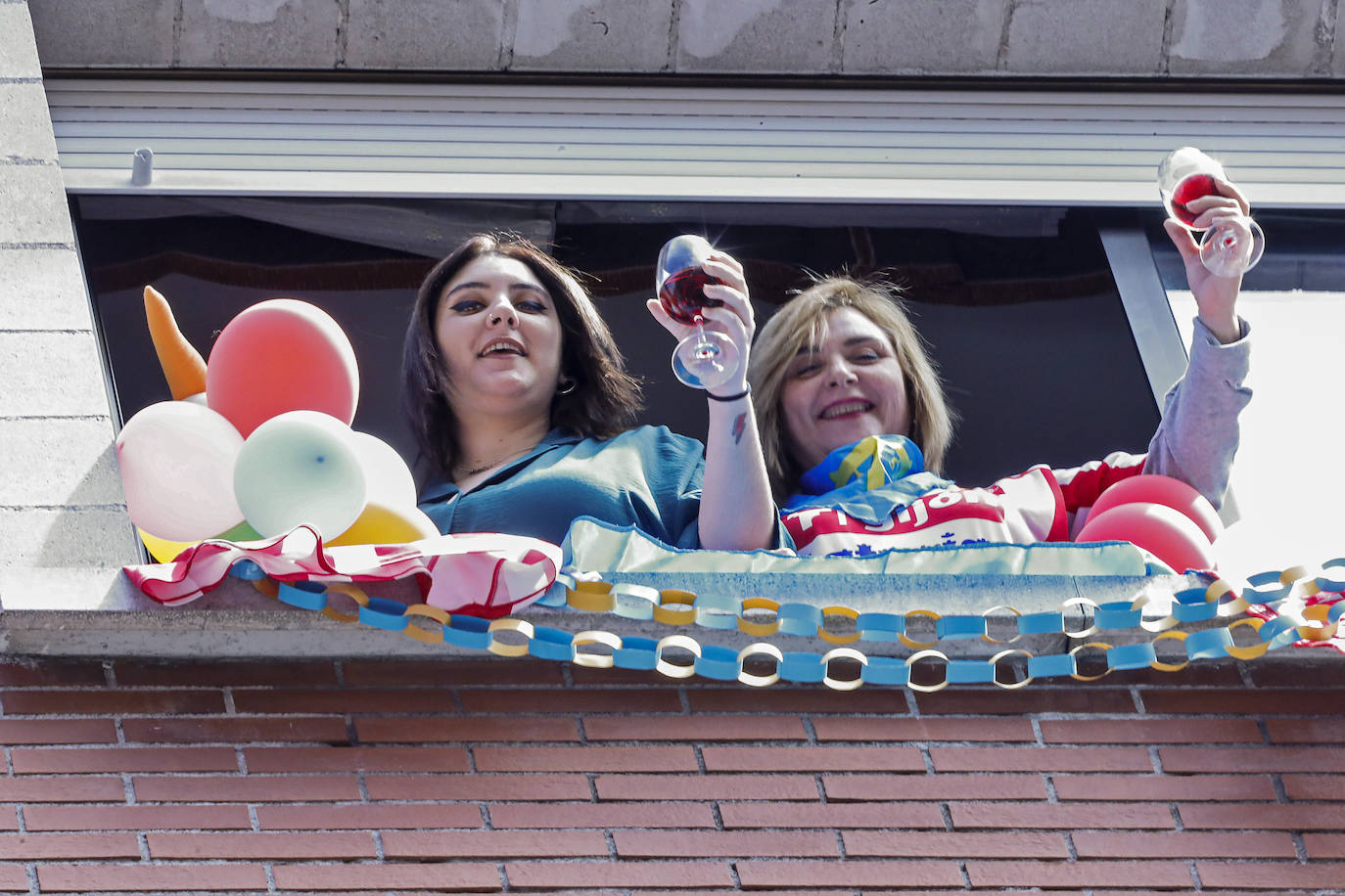 Los vecinos de Gijón volvieron a salir este domingo a las ventanas para disfrutar del vermú dominical.