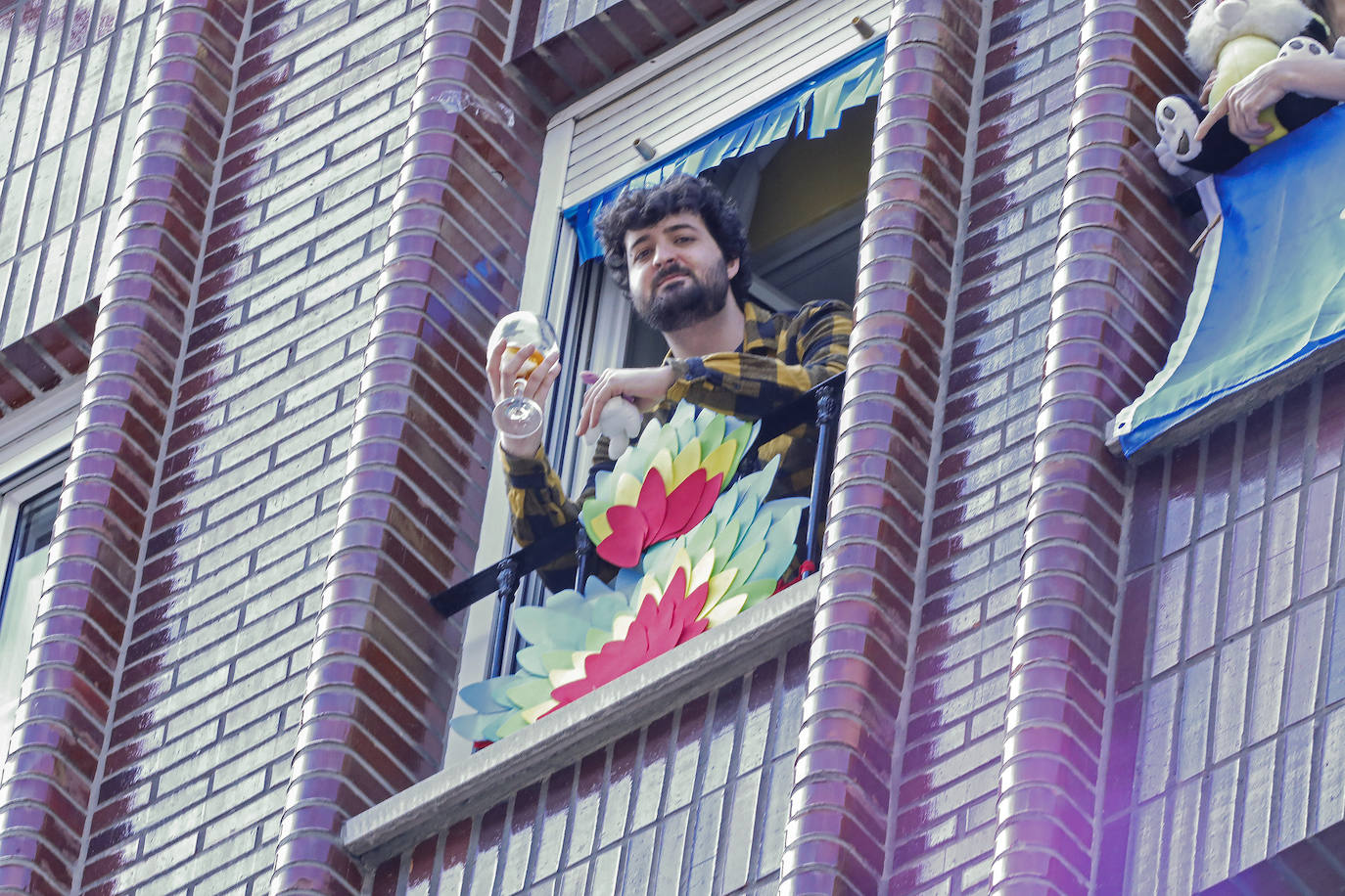 Los vecinos de Gijón volvieron a salir este domingo a las ventanas para disfrutar del vermú dominical.