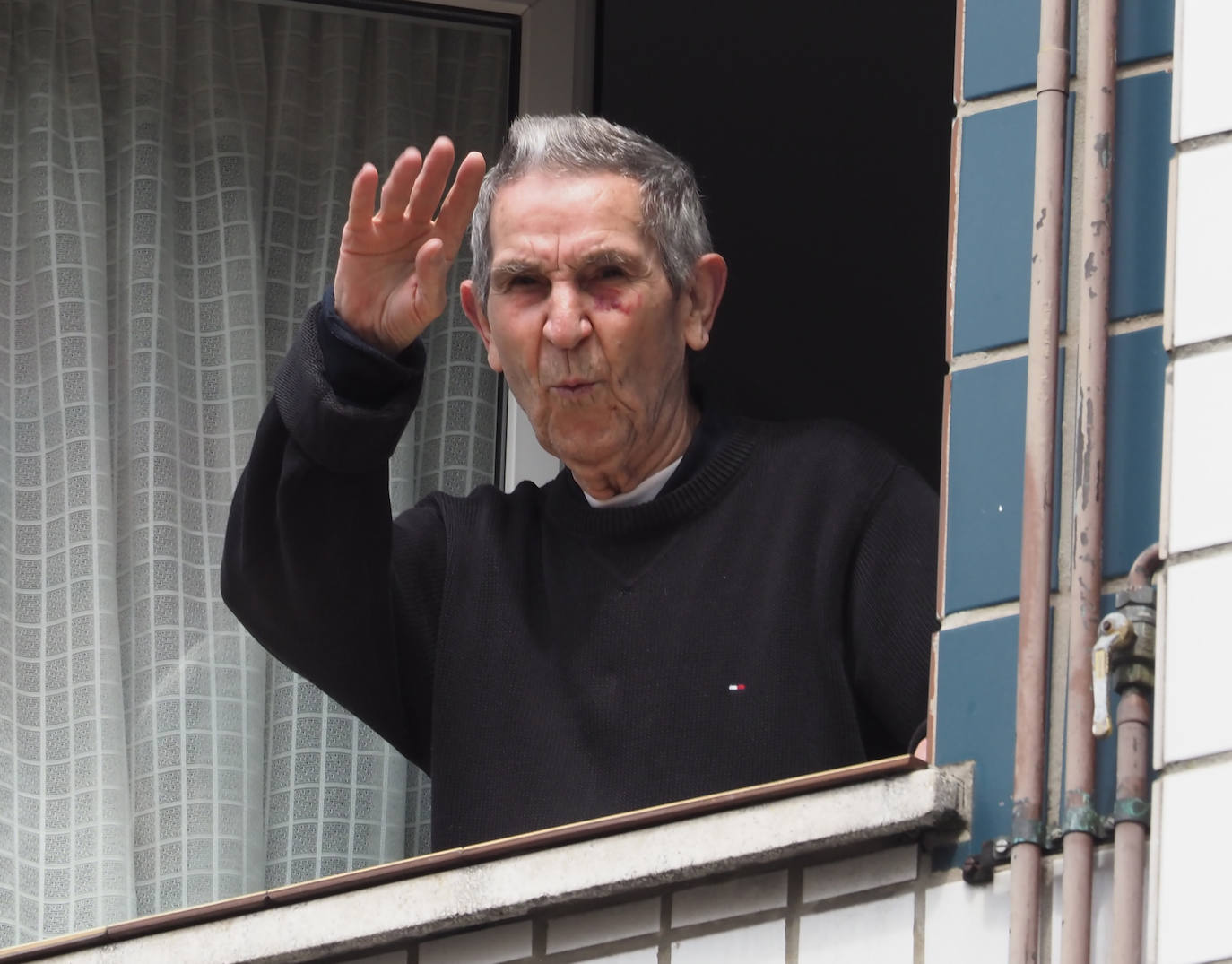 Los vecinos de Gijón volvieron a salir este domingo a las ventanas para disfrutar del vermú dominical.