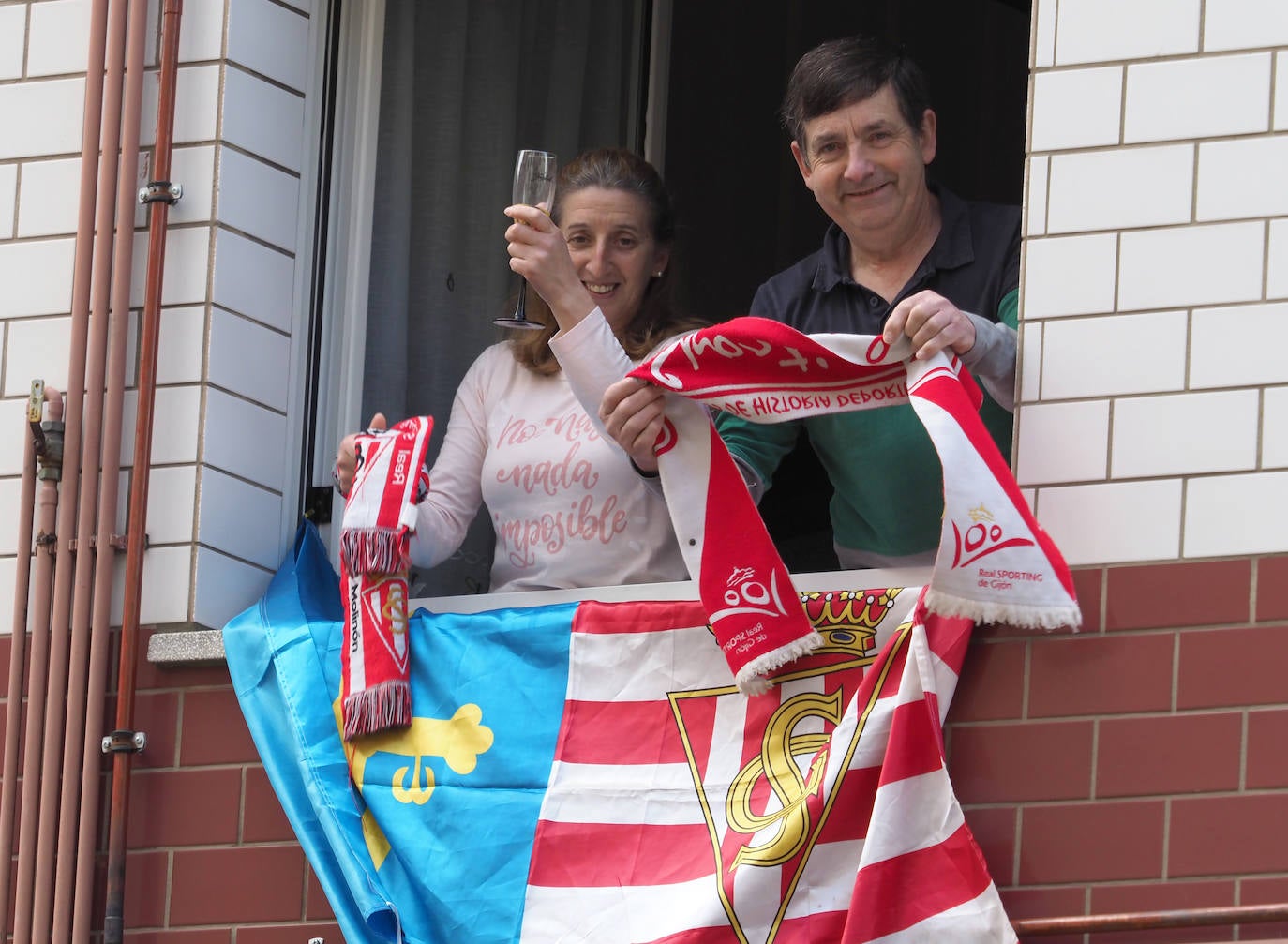 Los vecinos de Gijón volvieron a salir este domingo a las ventanas para disfrutar del vermú dominical.