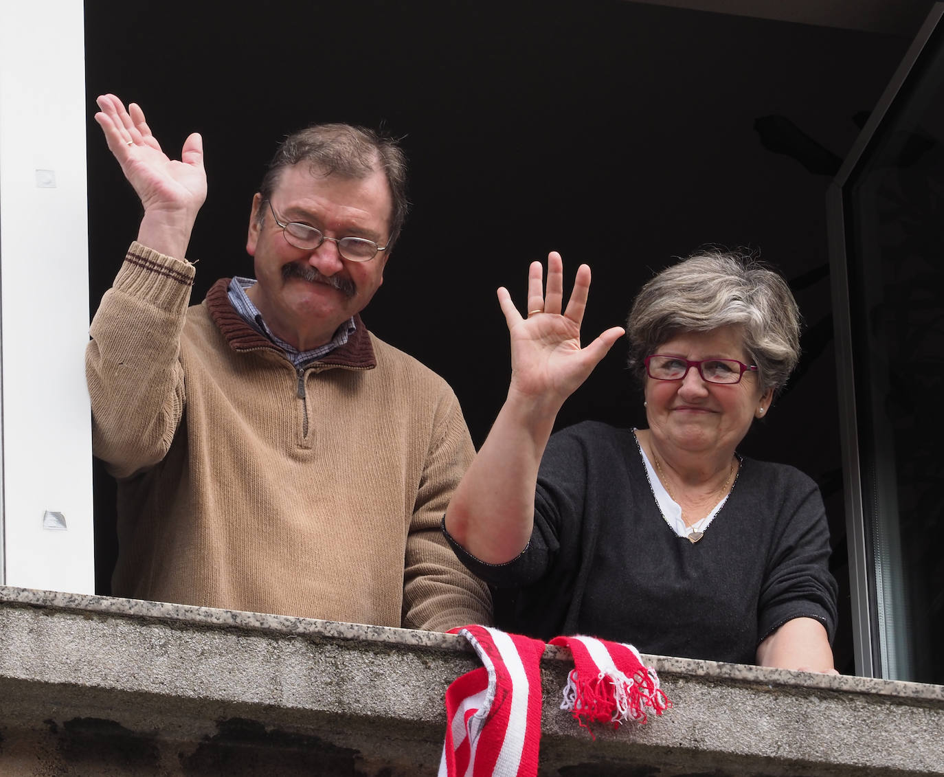 Los vecinos de Gijón volvieron a salir este domingo a las ventanas para disfrutar del vermú dominical.