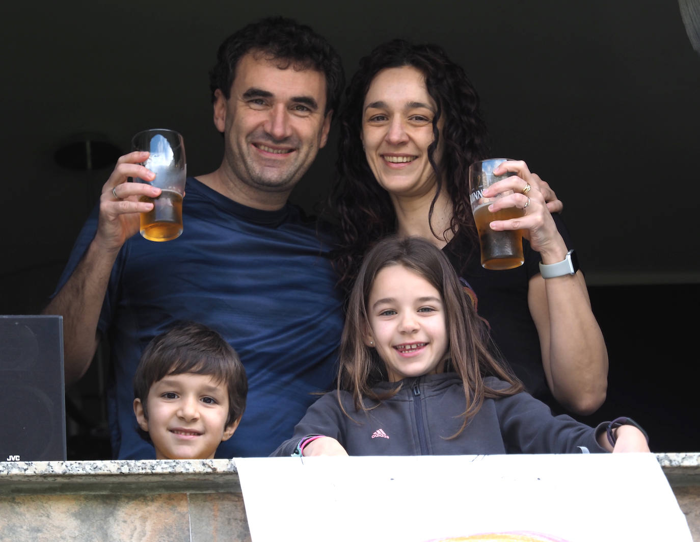 Los vecinos de Gijón volvieron a salir este domingo a las ventanas para disfrutar del vermú dominical.