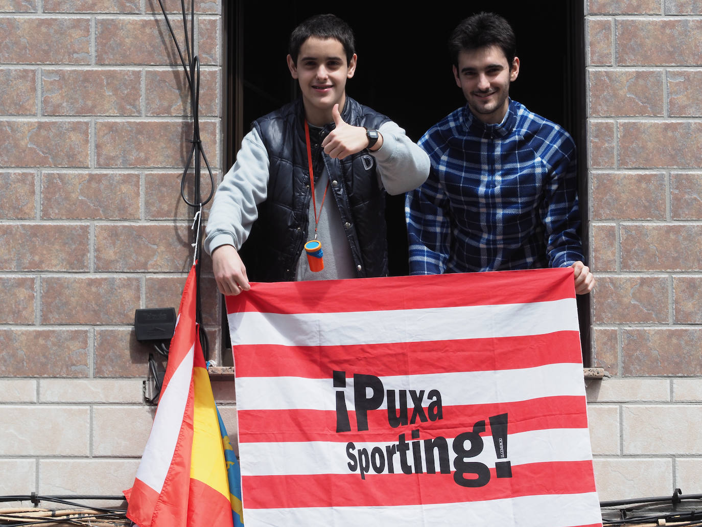 Los vecinos de Gijón volvieron a salir este domingo a las ventanas para disfrutar del vermú dominical.