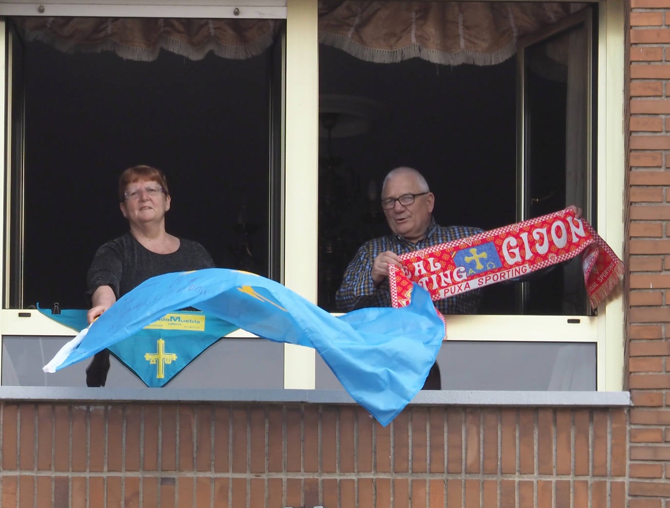 Los vecinos de Gijón volvieron a salir este domingo a las ventanas para disfrutar del vermú dominical.