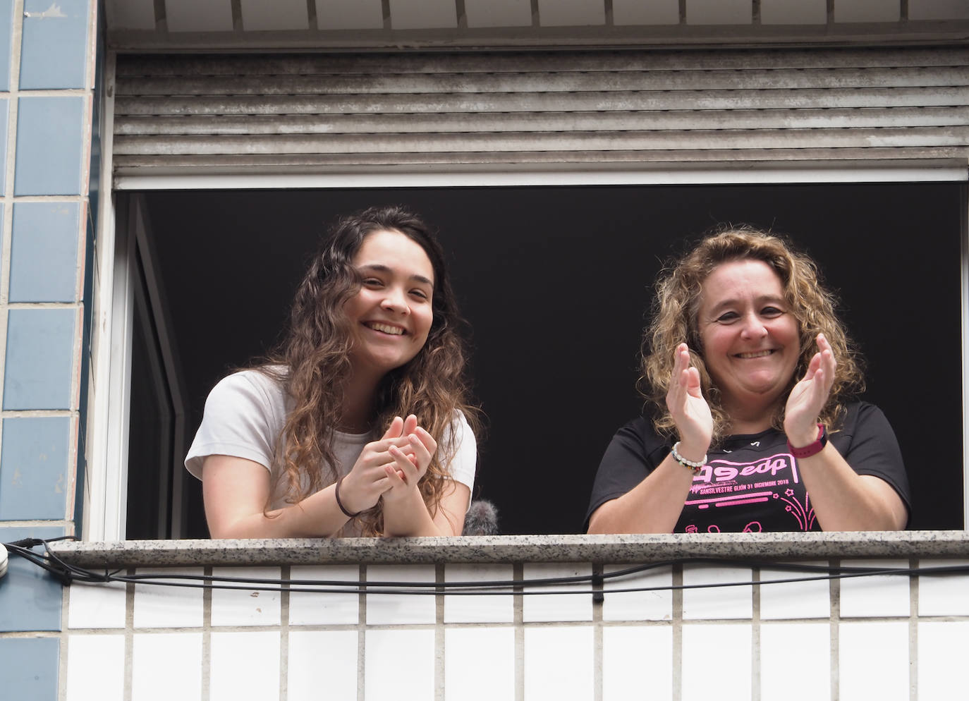 Los vecinos de Gijón volvieron a salir este domingo a las ventanas para disfrutar del vermú dominical.