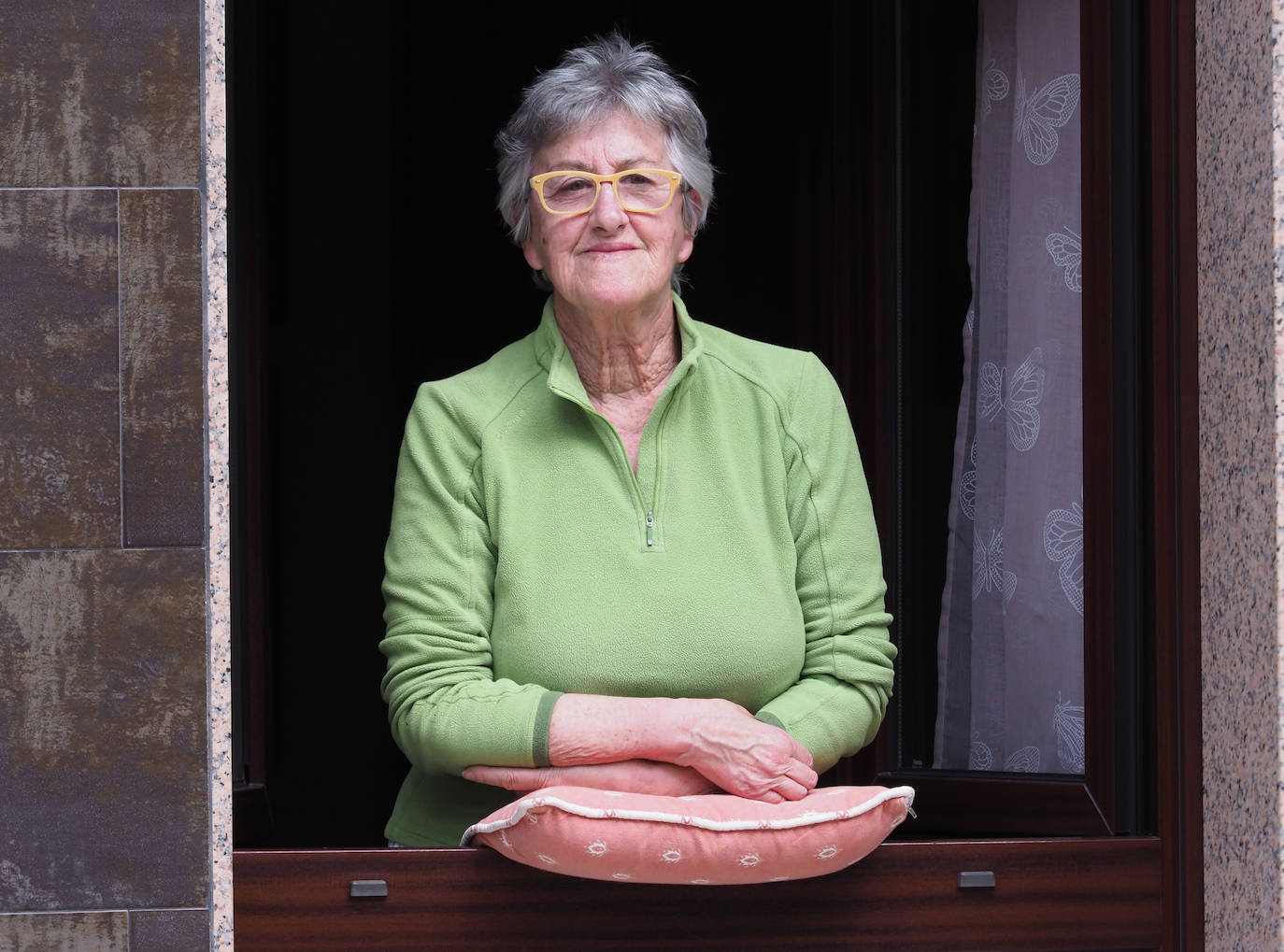 Los vecinos de Gijón volvieron a salir este domingo a las ventanas para disfrutar del vermú dominical.