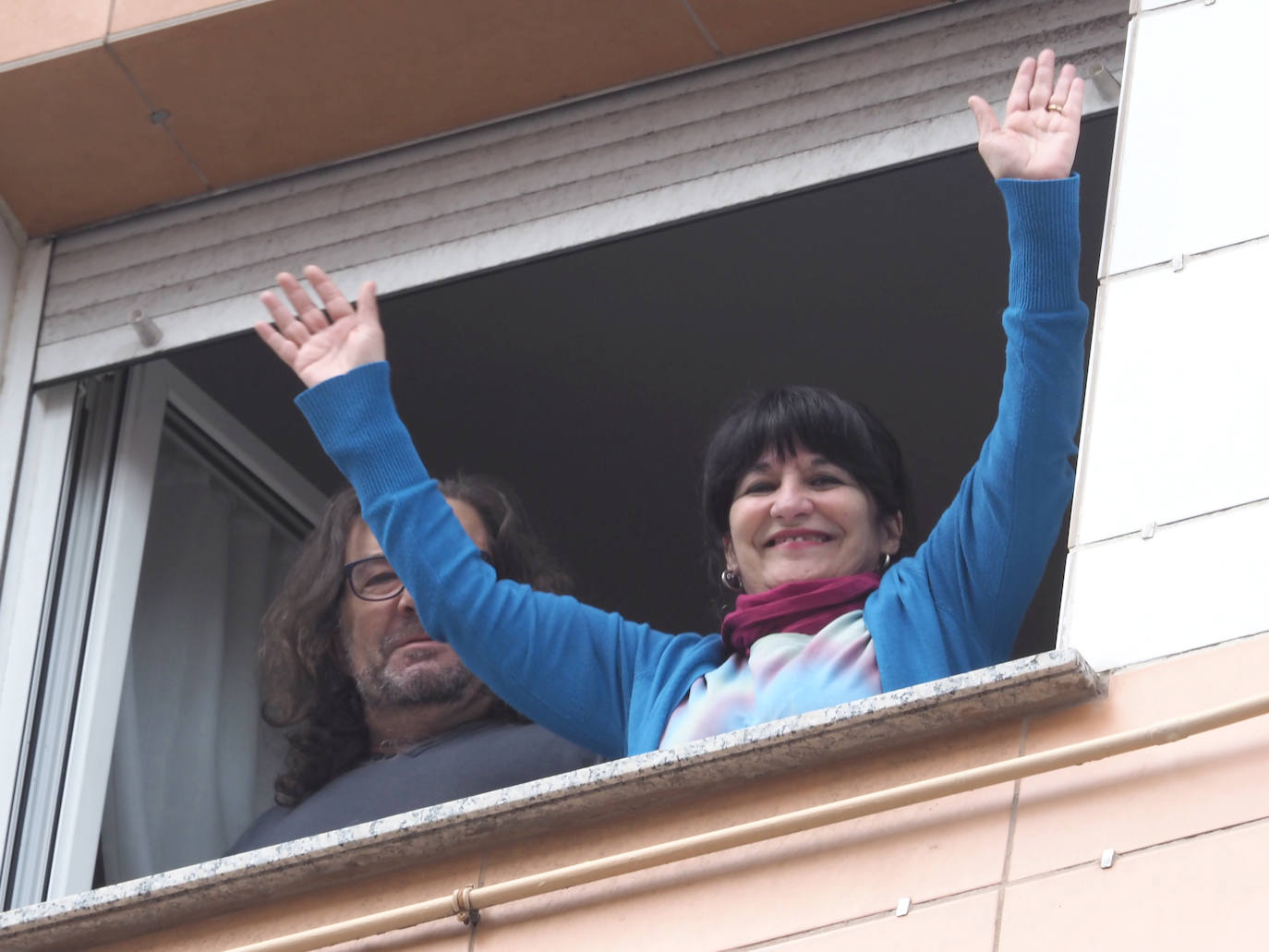 Los vecinos de Gijón volvieron a salir este domingo a las ventanas para disfrutar del vermú dominical.
