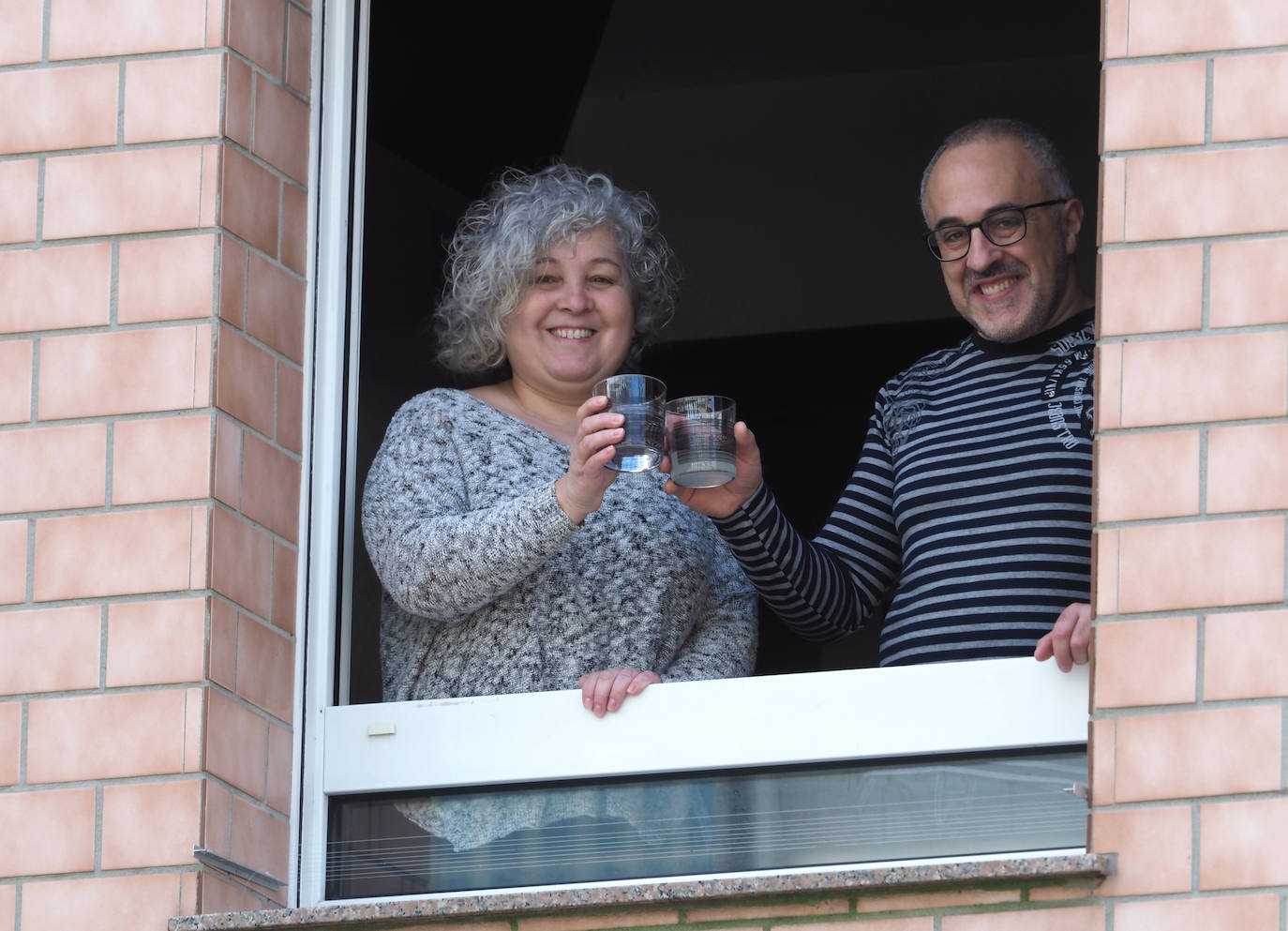 Los vecinos de Gijón volvieron a salir este domingo a las ventanas para disfrutar del vermú dominical.