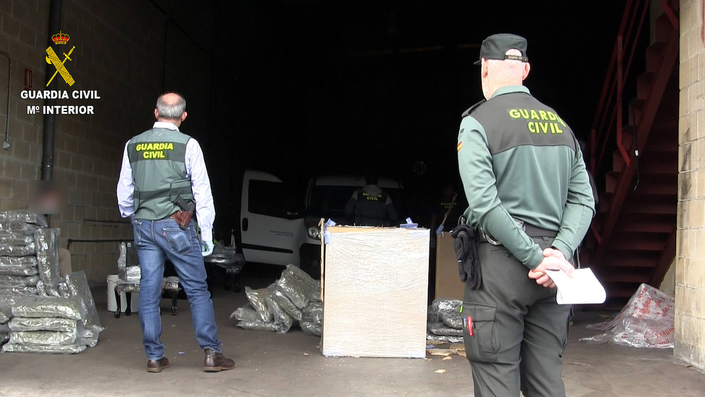 La Guardia Civil ha detenido a dos hombres de 35 y 49 años tras ser sorprendidos cuando acababan de descargar de un camión 76 kilos de marihuana procedente del levante español en un polígono industrial de Carreño.