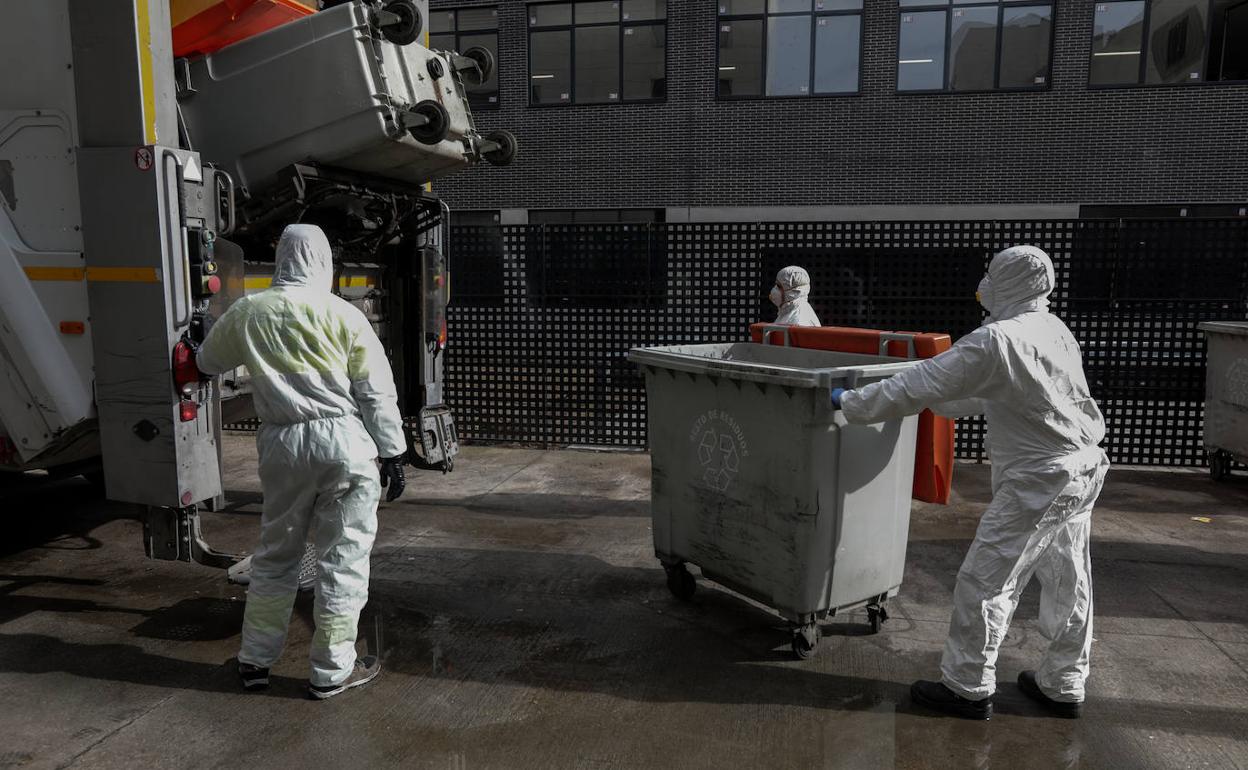 Recogida de residuos contaminados en Madrid.