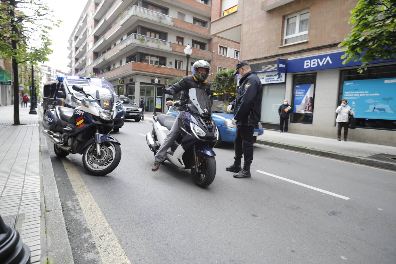 Las región cumple con las normas de seguridad en las salidas ineludibles a la calle. Las mascarillas y los controles se convierten en la tónica habitual de la vida fuera de casa. 