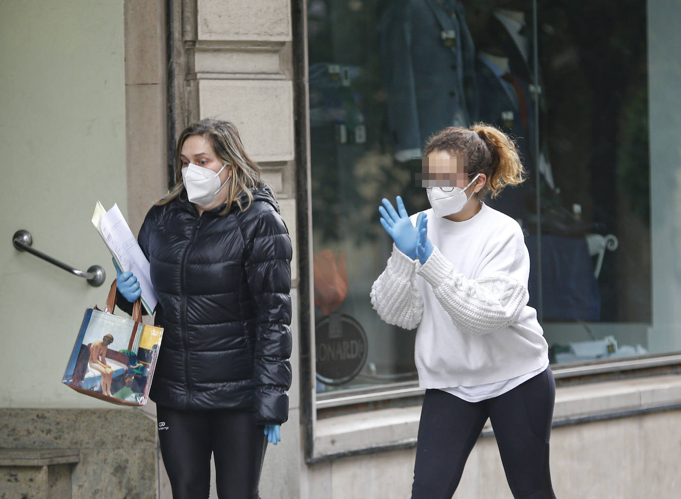 Las región cumple con las normas de seguridad en las salidas ineludibles a la calle. Las mascarillas y los controles se convierten en la tónica habitual de la vida fuera de casa. 