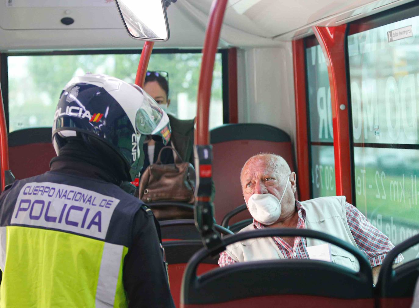 Las región cumple con las normas de seguridad en las salidas ineludibles a la calle. Las mascarillas y los controles se convierten en la tónica habitual de la vida fuera de casa. 