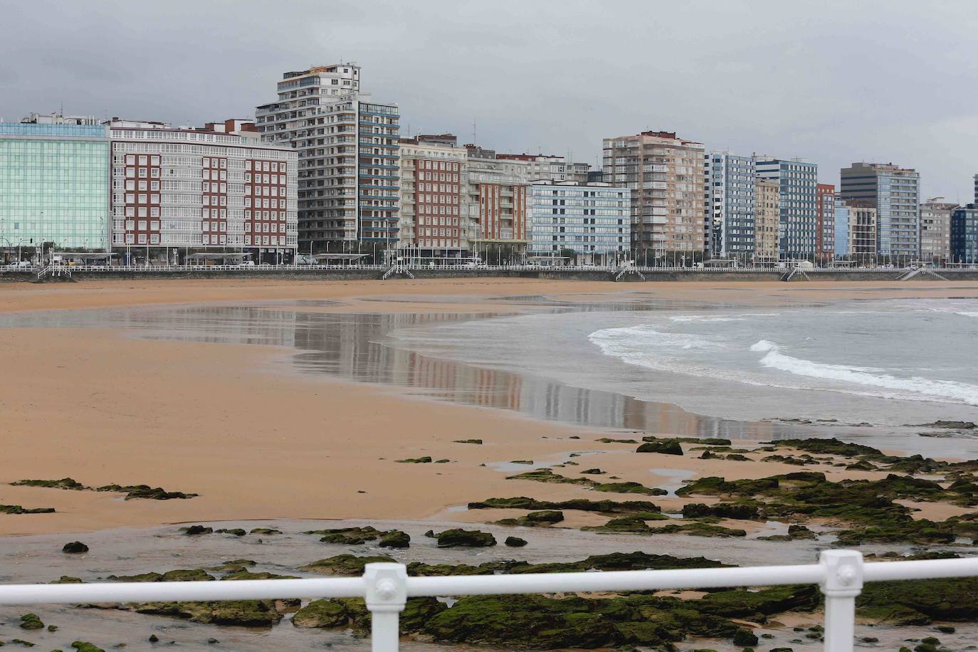 Las región cumple con las normas de seguridad en las salidas ineludibles a la calle. Las mascarillas y los controles se convierten en la tónica habitual de la vida fuera de casa. 