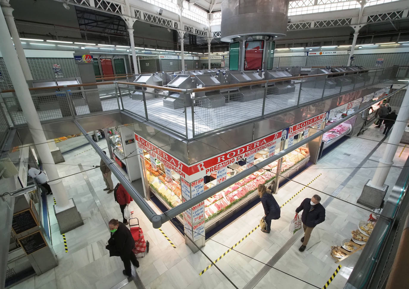 Las región cumple con las normas de seguridad en las salidas ineludibles a la calle. Las mascarillas y los controles se convierten en la tónica habitual de la vida fuera de casa. 