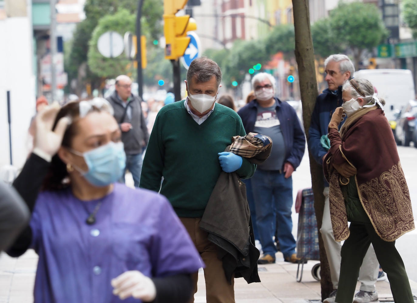 Las región cumple con las normas de seguridad en las salidas ineludibles a la calle. Las mascarillas y los controles se convierten en la tónica habitual de la vida fuera de casa. 