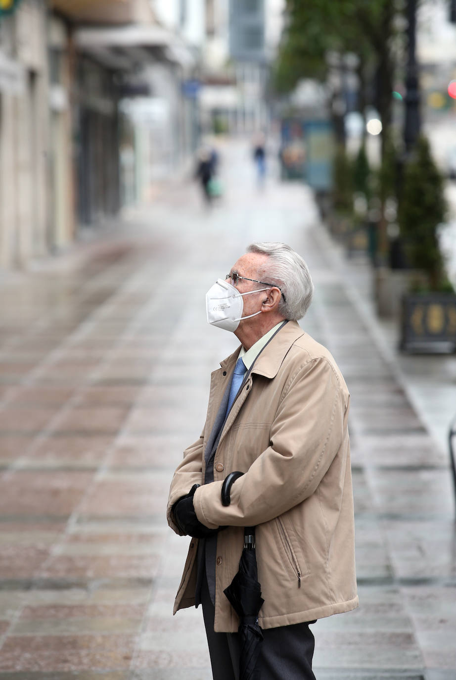 Las región cumple con las normas de seguridad en las salidas ineludibles a la calle. Las mascarillas y los controles se convierten en la tónica habitual de la vida fuera de casa. 