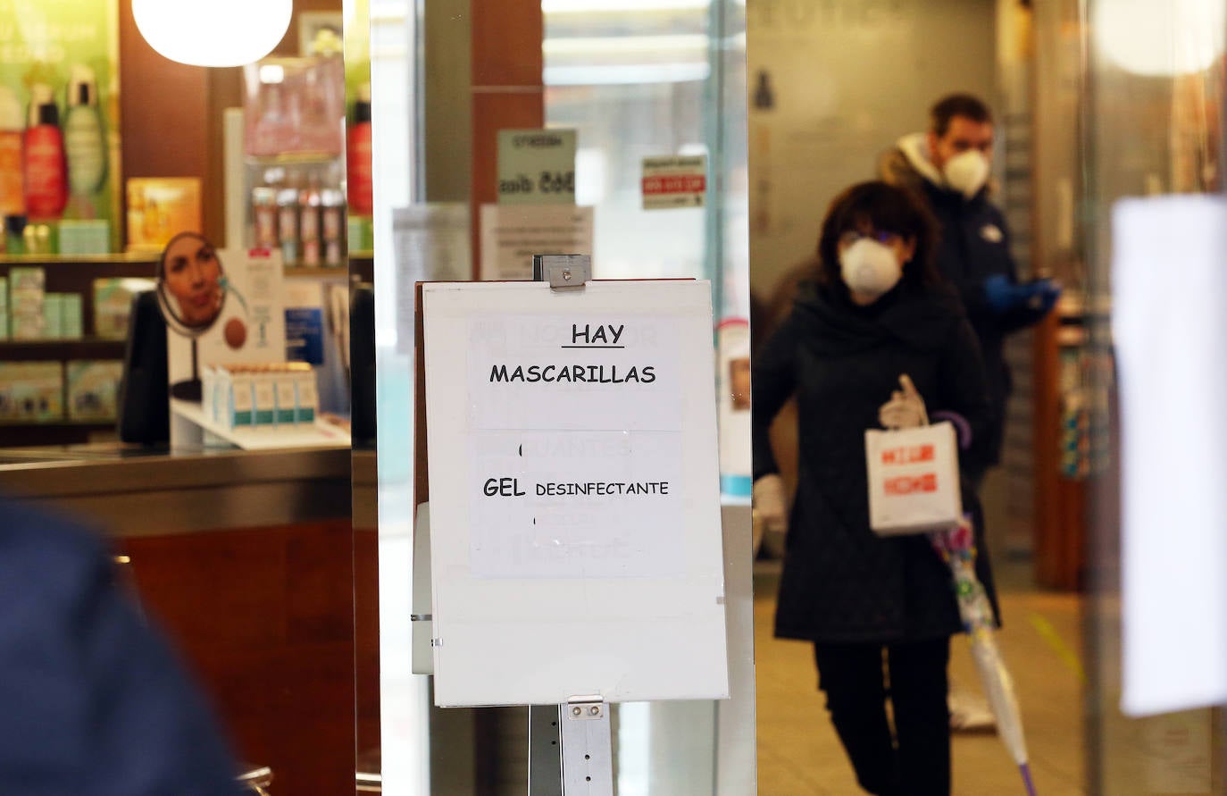 Las región cumple con las normas de seguridad en las salidas ineludibles a la calle. Las mascarillas y los controles se convierten en la tónica habitual de la vida fuera de casa. 