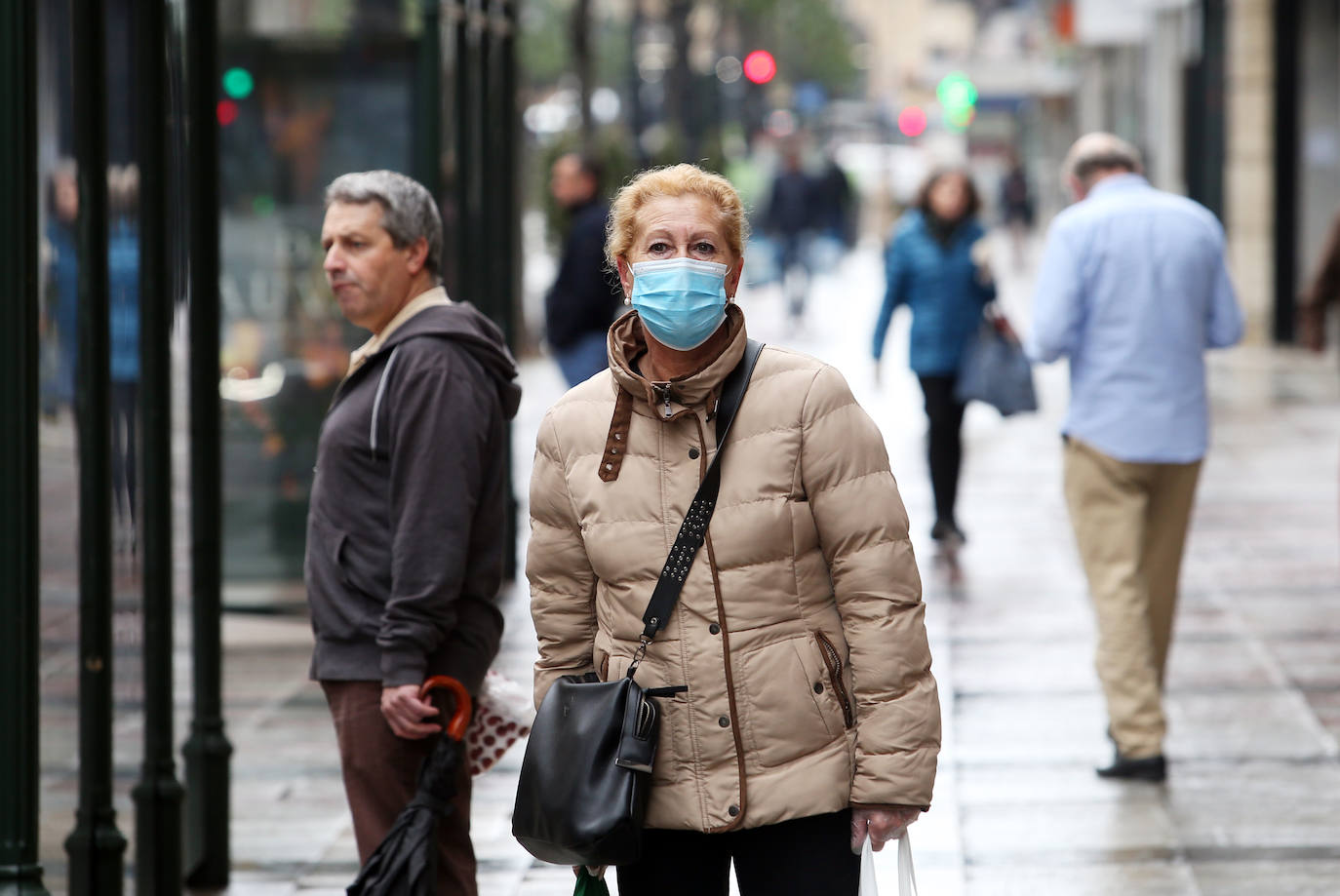Las región cumple con las normas de seguridad en las salidas ineludibles a la calle. Las mascarillas y los controles se convierten en la tónica habitual de la vida fuera de casa. 