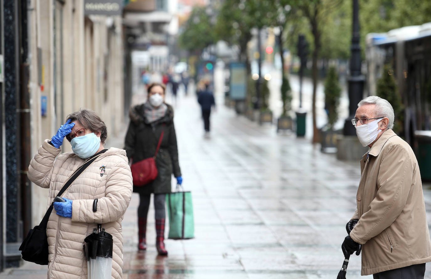 Las región cumple con las normas de seguridad en las salidas ineludibles a la calle. Las mascarillas y los controles se convierten en la tónica habitual de la vida fuera de casa. 