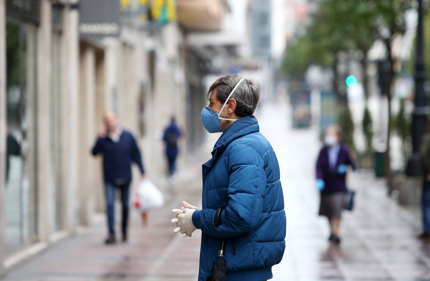 Las región cumple con las normas de seguridad en las salidas ineludibles a la calle. Las mascarillas y los controles se convierten en la tónica habitual de la vida fuera de casa. 