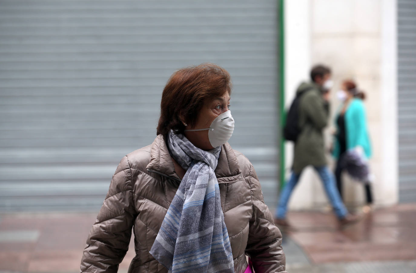 Las región cumple con las normas de seguridad en las salidas ineludibles a la calle. Las mascarillas y los controles se convierten en la tónica habitual de la vida fuera de casa. 