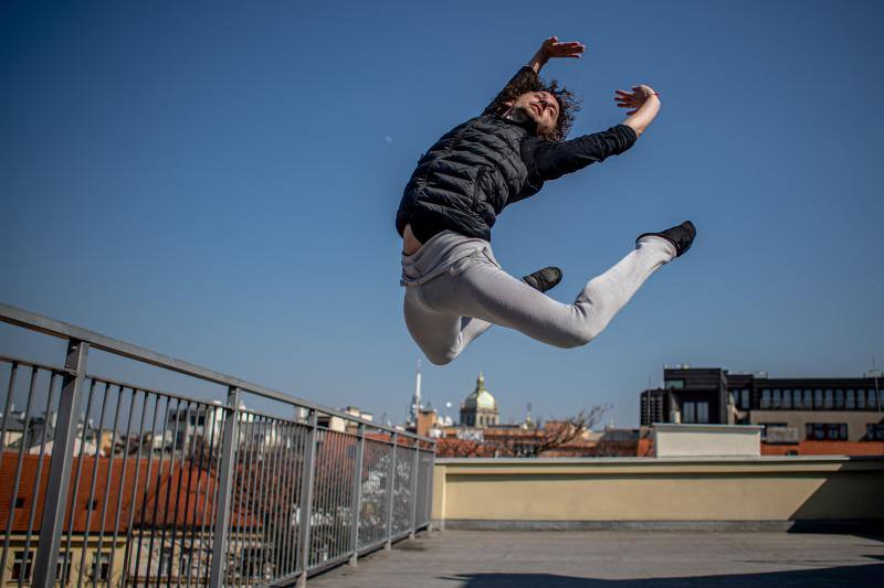 La crisis del coronavirus ha afectado a todos los aspectos de la vida en la República Checa, incluidas las artes. La cuarentena decretada en el país ha obligado a recluirse en sus hogares a muchos trabajadores, como los bailarines del Ballet Nacional Checo, cuya profesión requiere una rutina de ejercicio rigurosa. Estas restricciones plantean grandes desafíos para mantenerse en forma y preparados volver a los escenarios. Por ello se han visto obligados a innovar y a entrenar en sus hogares.