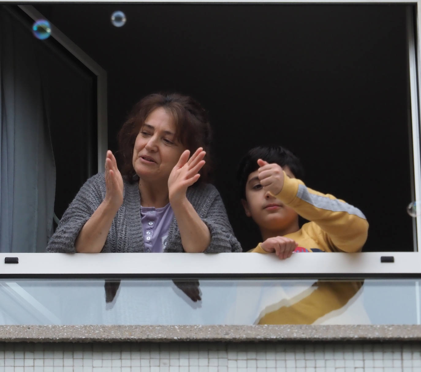 El barrio gijonés de El Coto se ha volcado para celebrar el cumpleaños de su vecina, Andrea, que vive en la calle Conde Toreno.