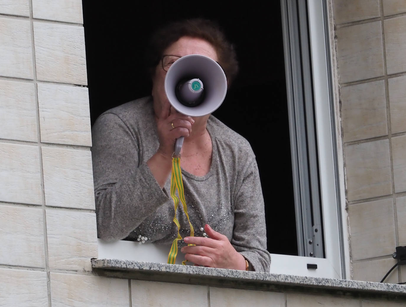 El barrio gijonés de El Coto se ha volcado para celebrar el cumpleaños de su vecina, Andrea, que vive en la calle Conde Toreno.