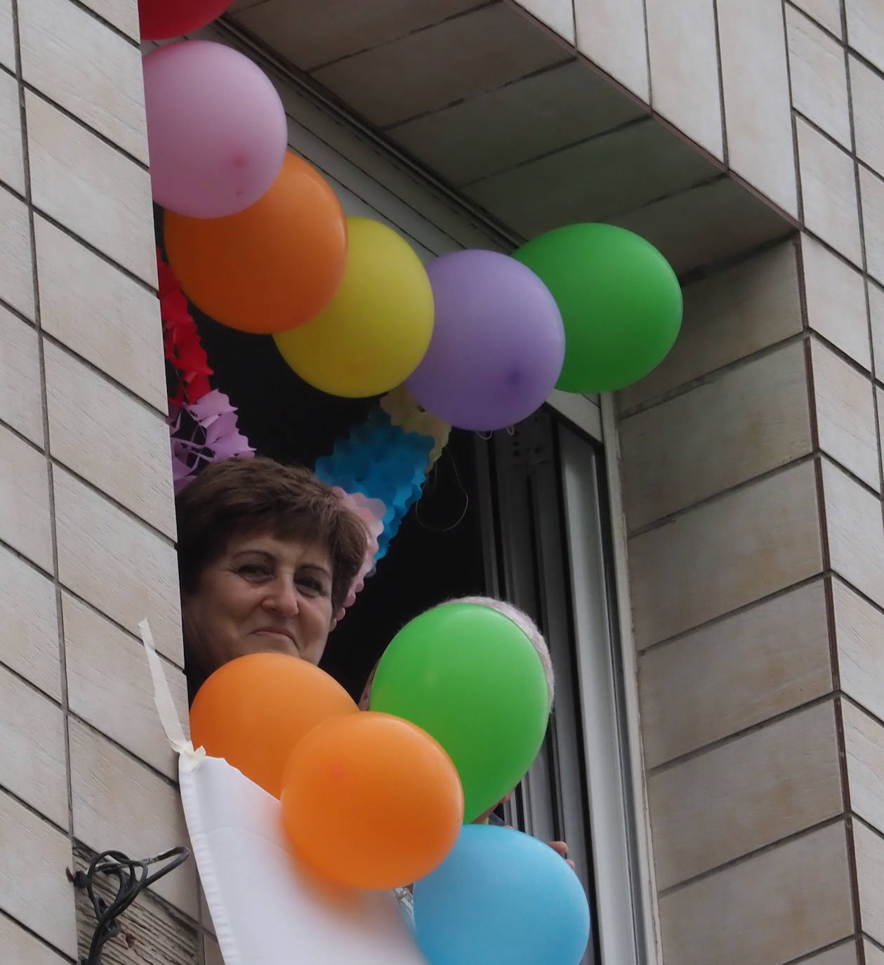 El barrio gijonés de El Coto se ha volcado para celebrar el cumpleaños de su vecina, Andrea, que vive en la calle Conde Toreno.