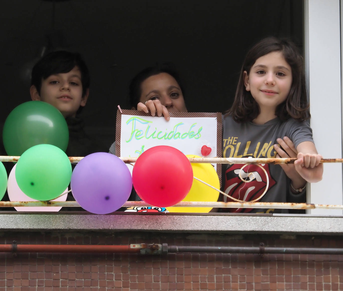 El barrio gijonés de El Coto se ha volcado para celebrar el cumpleaños de su vecina, Andrea, que vive en la calle Conde Toreno.