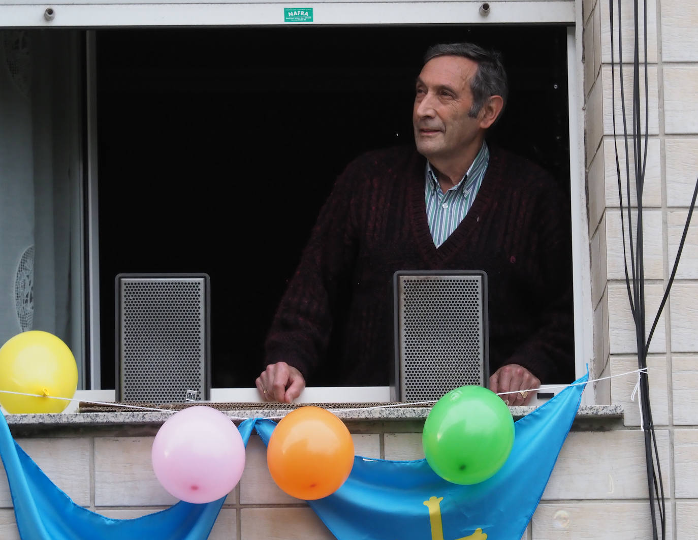 El barrio gijonés de El Coto se ha volcado para celebrar el cumpleaños de su vecina, Andrea, que vive en la calle Conde Toreno.