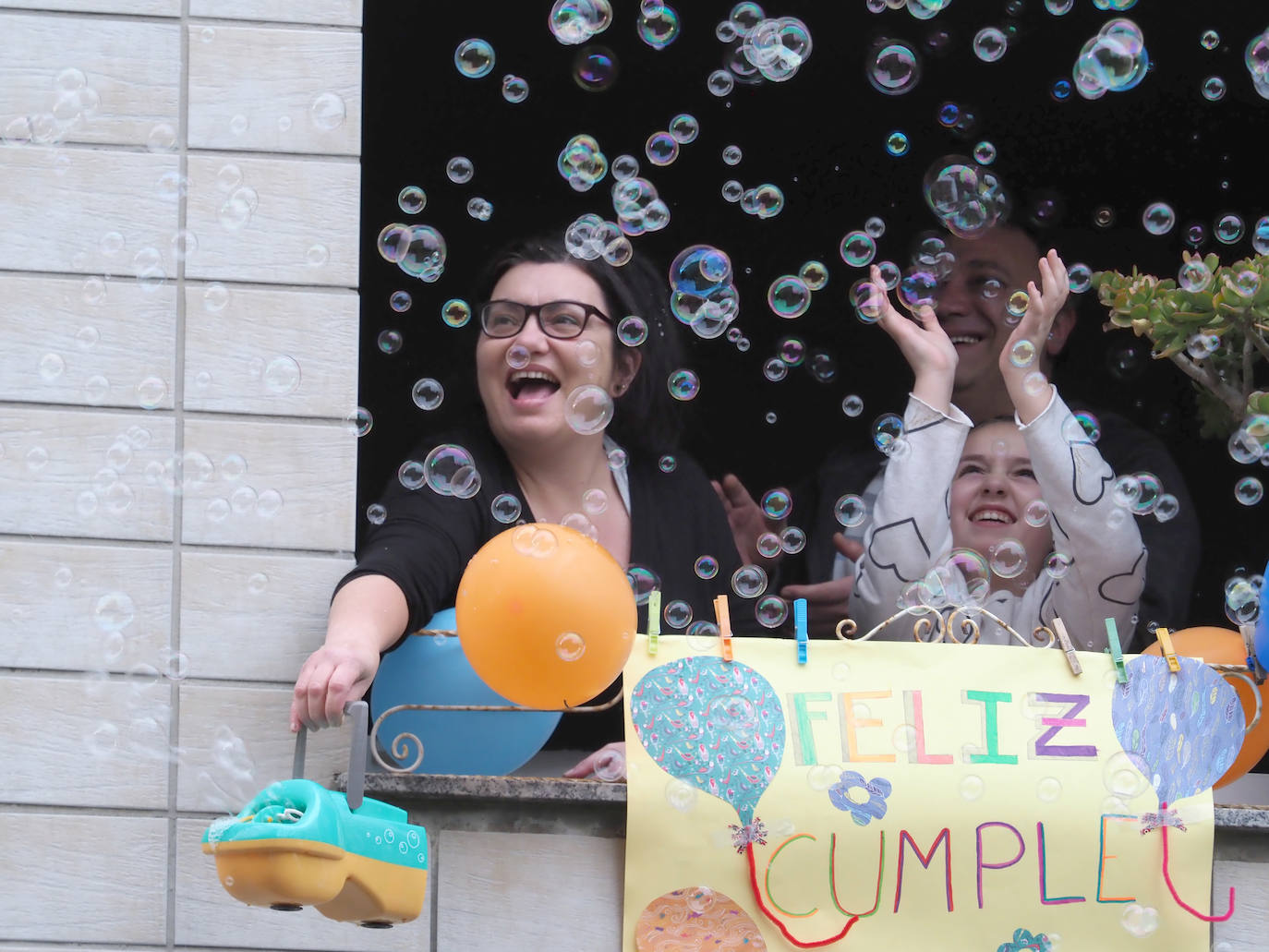 El barrio gijonés de El Coto se ha volcado para celebrar el cumpleaños de su vecina, Andrea, que vive en la calle Conde Toreno.