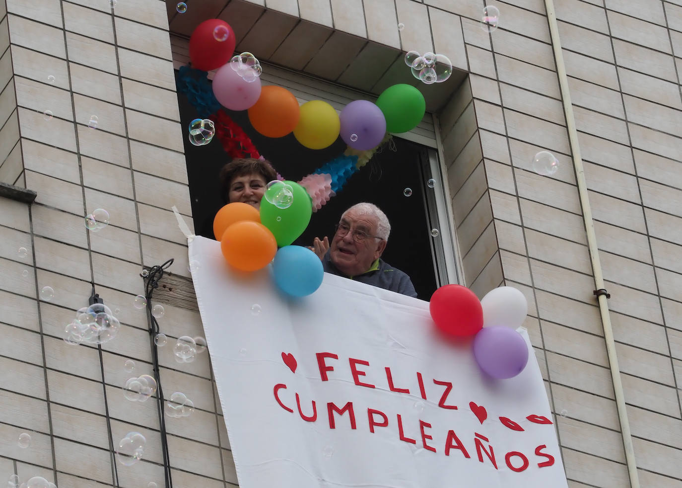 El barrio gijonés de El Coto se ha volcado para celebrar el cumpleaños de su vecina, Andrea, que vive en la calle Conde Toreno.