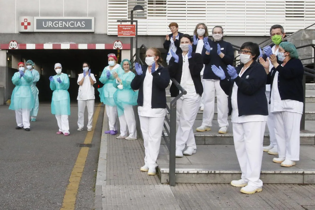 Personal de Cabueñes que se sumó a la convocatoria diaria de las ocho de la tarde para aplaudir los esfuerzos para acabar con la pandemia. 