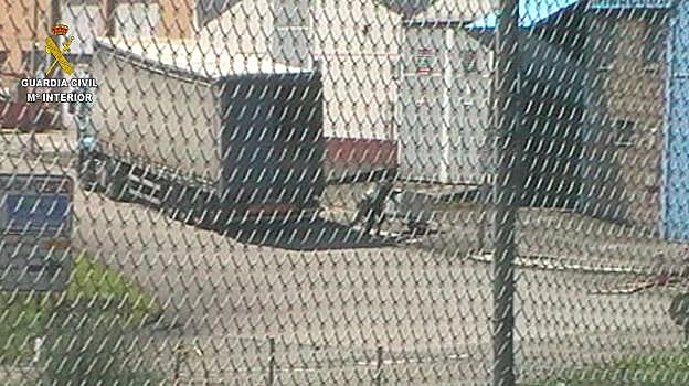 El camión, a su llegada al polígono de Carreño. 