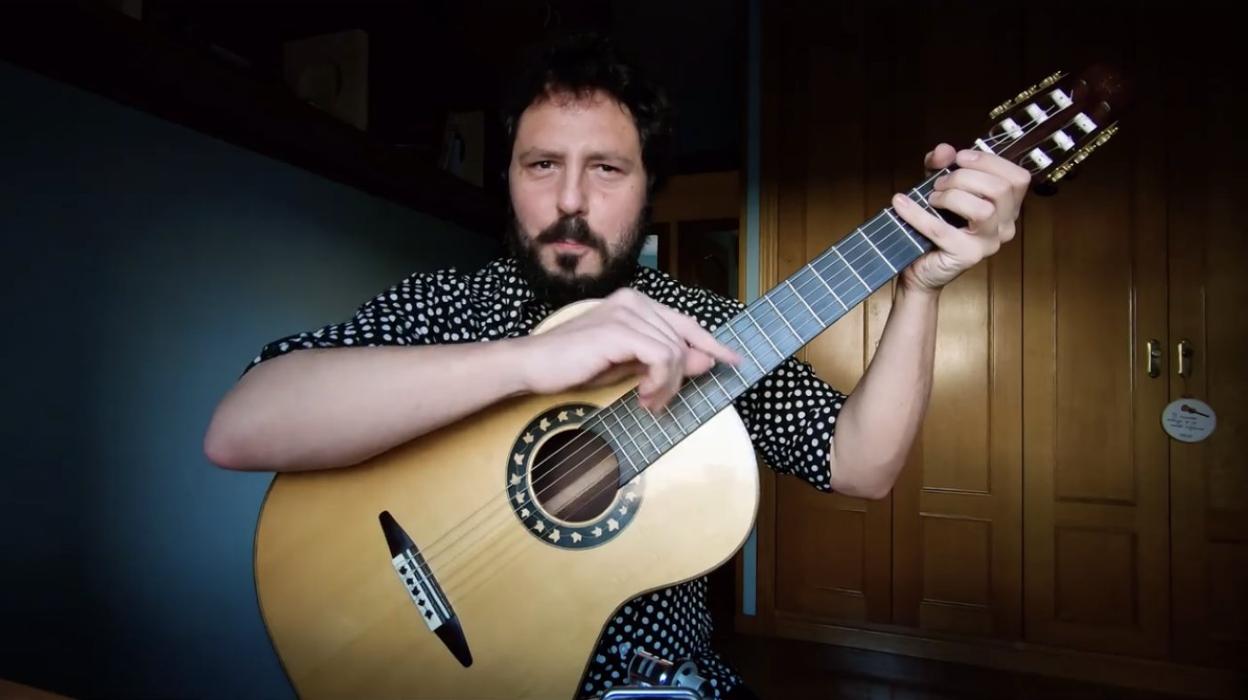 El Kanka canta uno de sus temas, desde casa, para sus seguidores. 