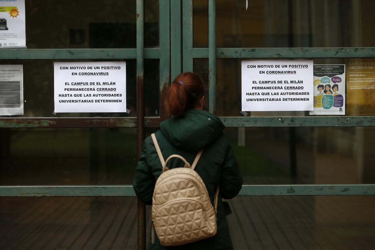 Anuncio de cierre en el campus de El Milán, el primero que suspendió las clases en marzo. 