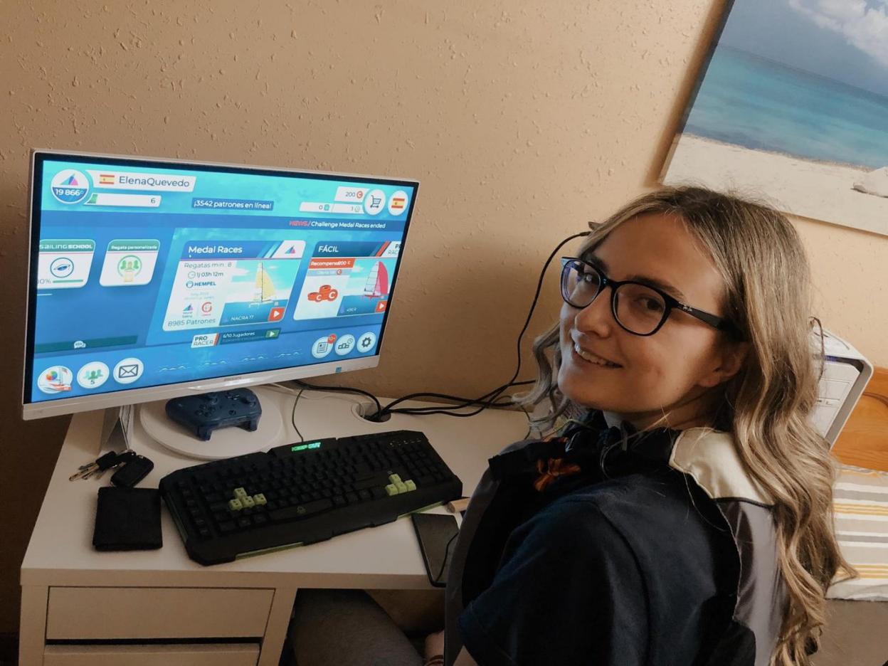 Elena Quevedo, con su ordenador, durante la regata virtual. 