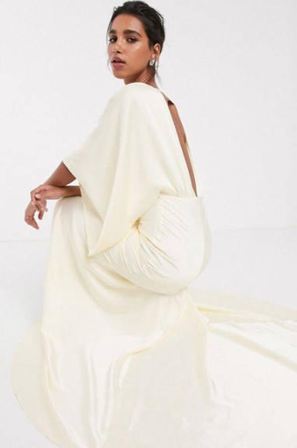 Vestido largo de boda con espalda posterior escotada tipo kimono de Asos Edition, 131,99 euros.