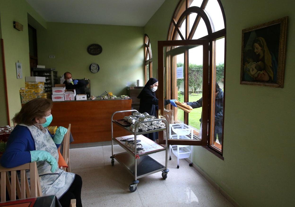 El comedor de las hermanas Siervas de Jesús de la calle Uría, durante la entrega de los desayunos para llevar. 