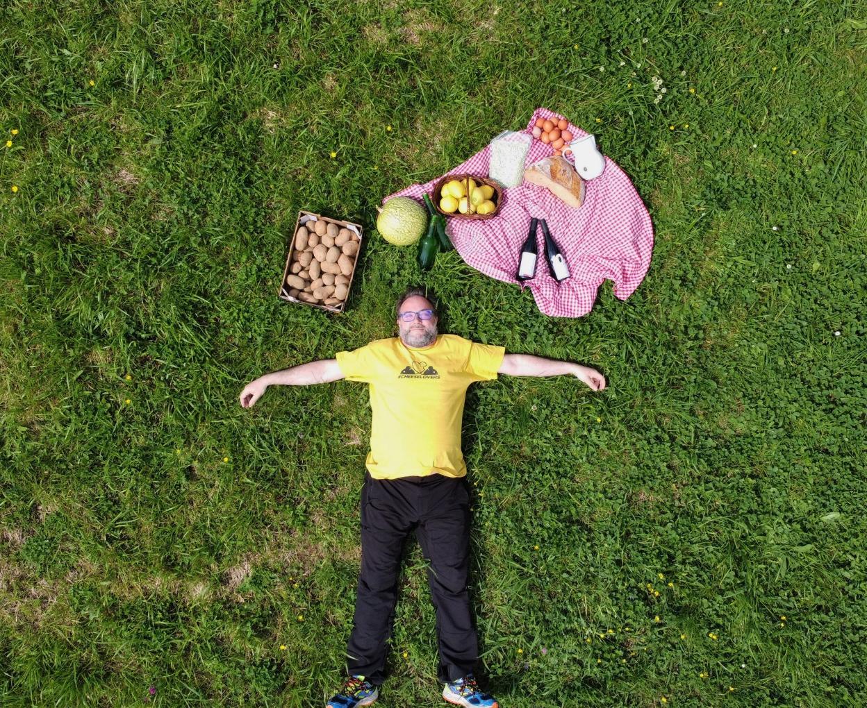 El hostelero Lluis Nel Estrada, rodeado de Productos de Aquí, su nuevo proyecto. 