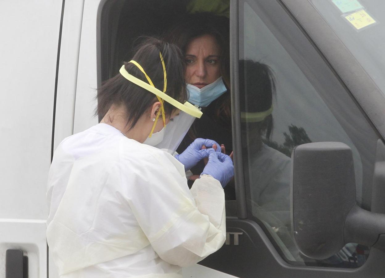 Pruebas de PCR, ayer en el Hospital de Cabueñes. 