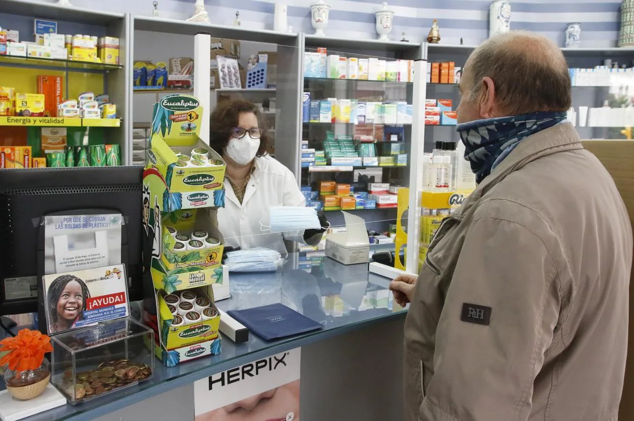 Venta de mascarillas en una farmacia de Gijón. 