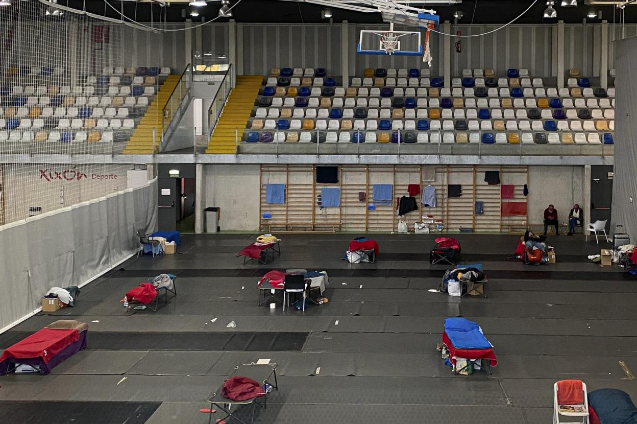 El interior del pabellón, con algunos de los camastros repartidos por la pista. 