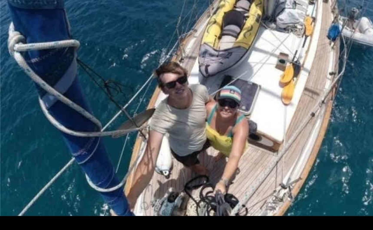 Elena y Ryan pidieron a sus familias y amigos que no les mandaran malas noticias mientras viajaban.