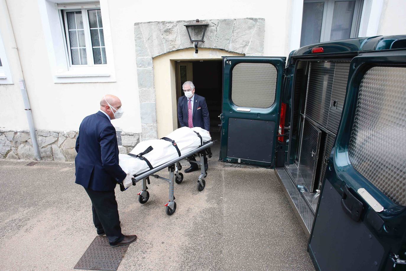 El fallecido,un varón de 70 años, residía en el barrio de Roces. Fue su pareja quien alertó a la Policía de que no sabía nada de él desde hacía un día.